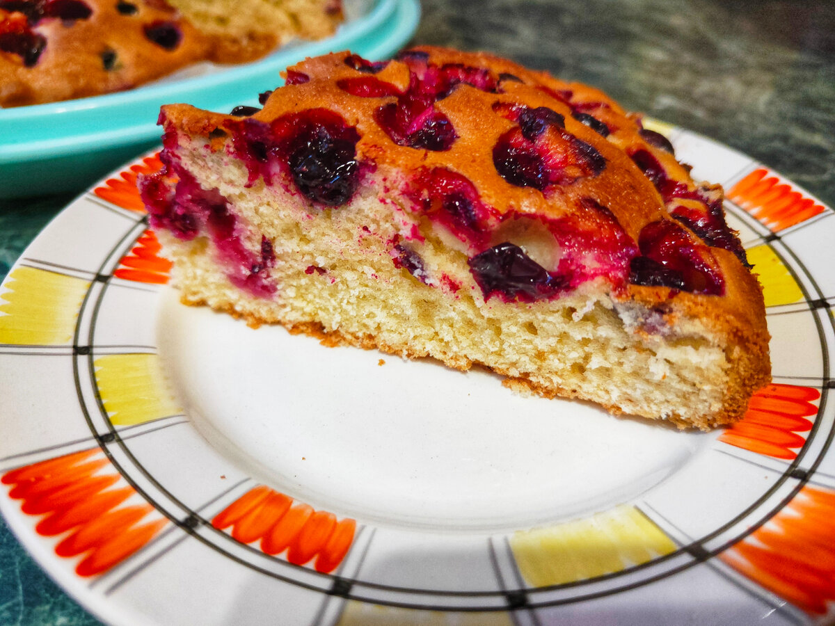 Нежный ягодный пирог на сметане: вкус, который запоминается
