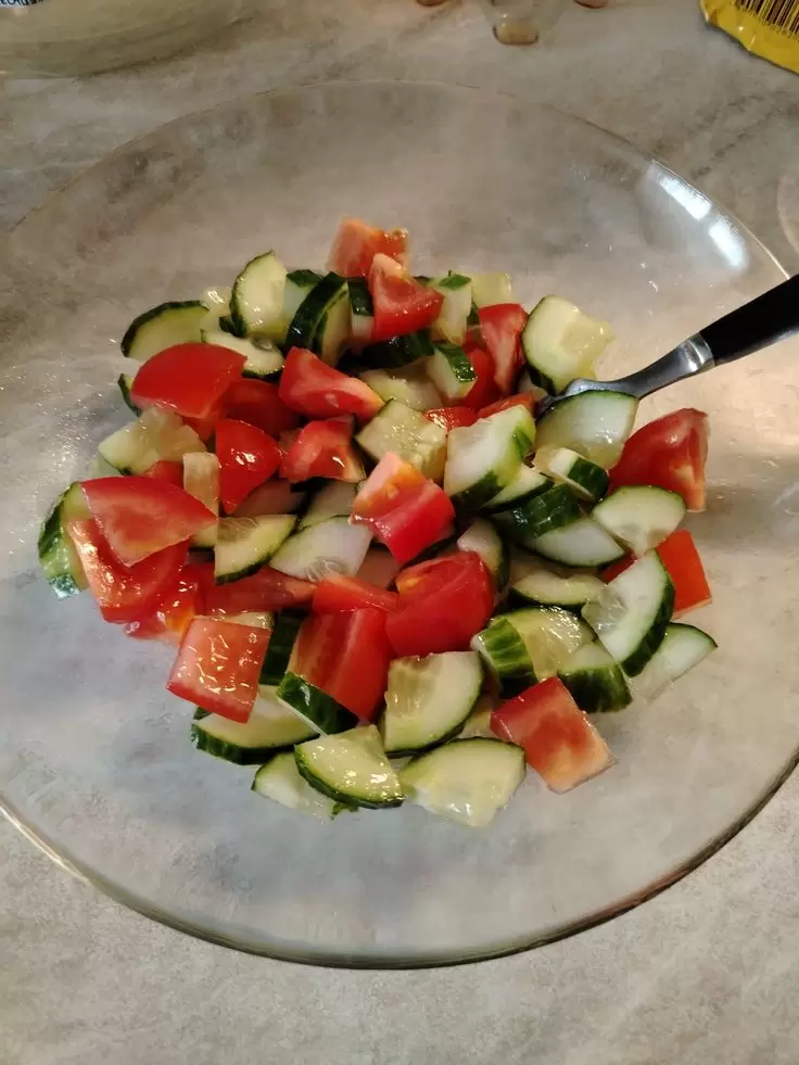 Салат на ужин: почему он может вызывать дискомфорт