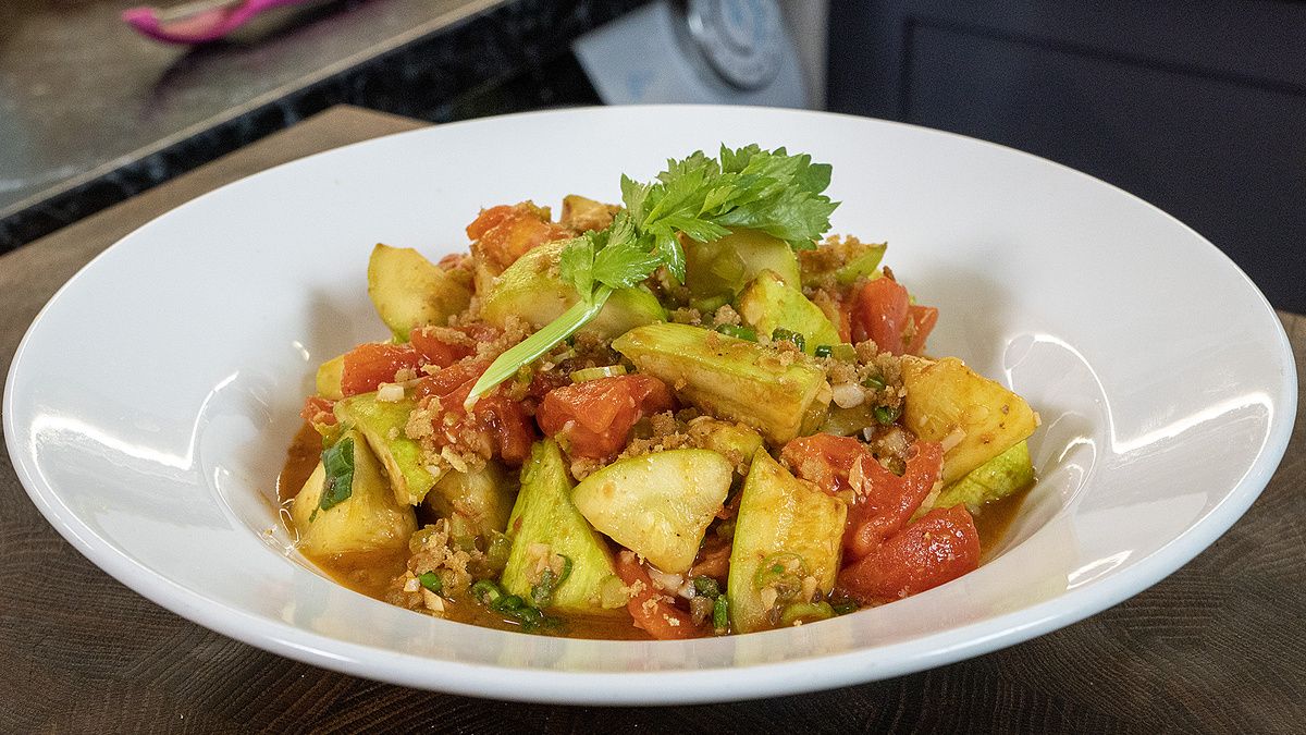 Как поразить гостей: жареные кабачки с чесноком и помидорами