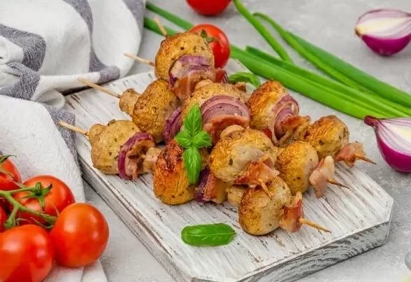 Сочные шашлычки из шампиньонов: просто и вкусно