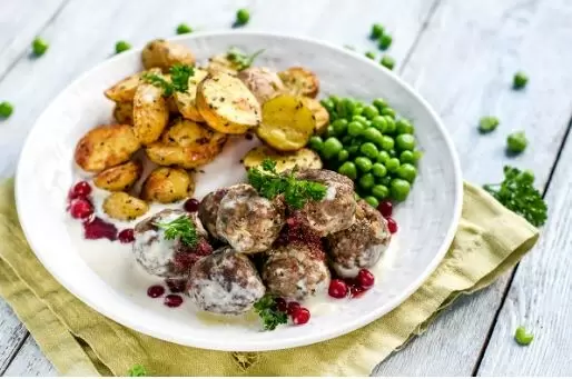 Шведские фрикадельки: традиционное вдохновение с брусничным вареньем