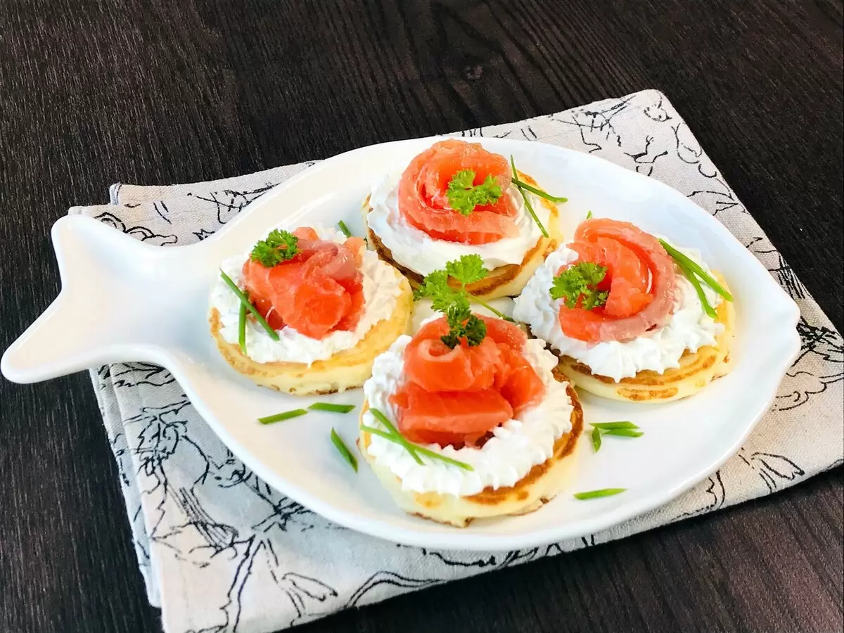 Восхитительные творожные оладьи с рыбой: идеальная закуска для праздников