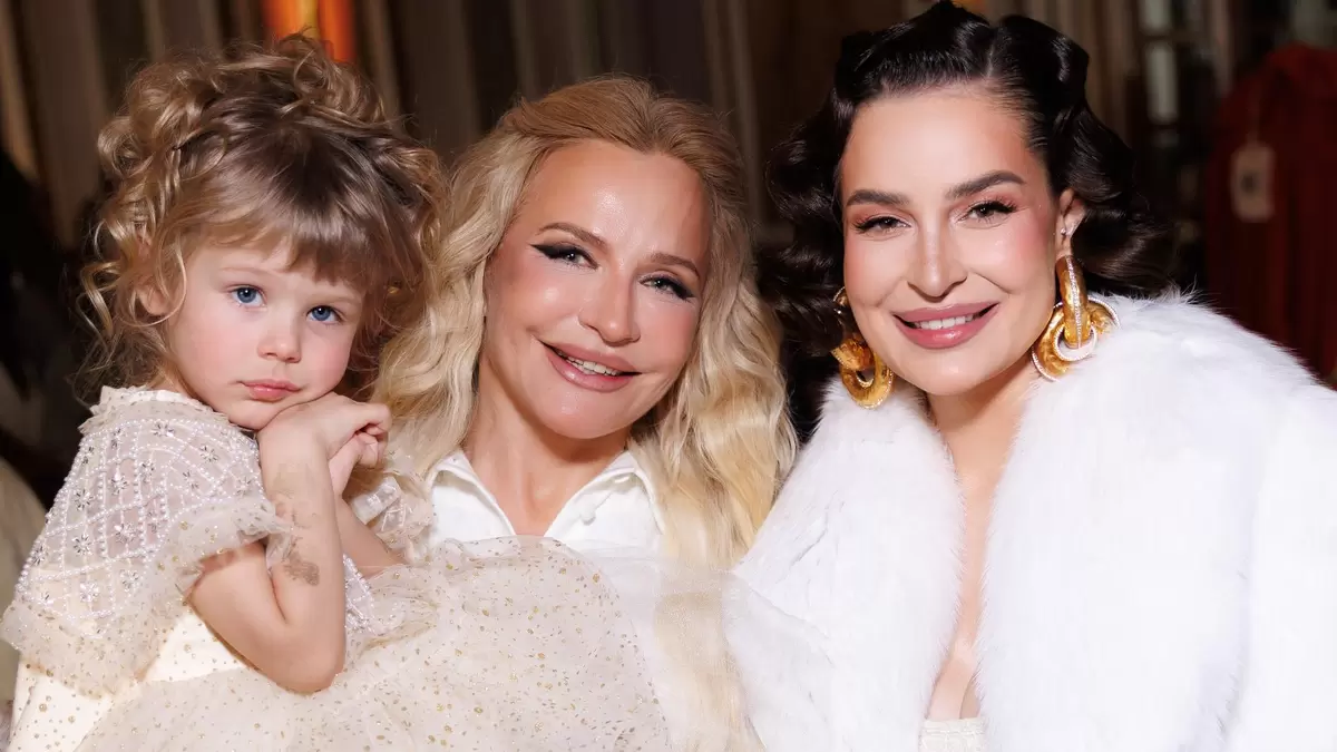 Тепло Масленицы: звезды отметили начало весны с Викторией Шеляговой