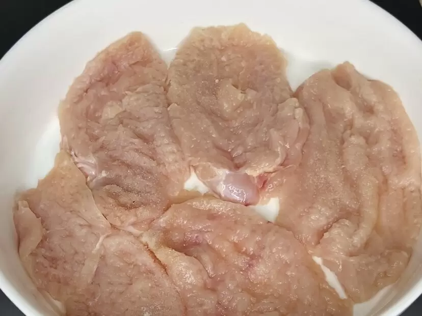 Куриные отбивные с белым соусом: новый взгляд на привычное блюдо