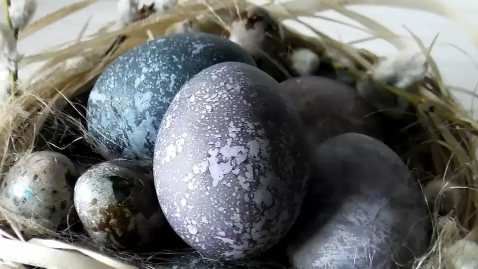 Яичный декор с помощью чая каркадэ: как создать эффектный узор