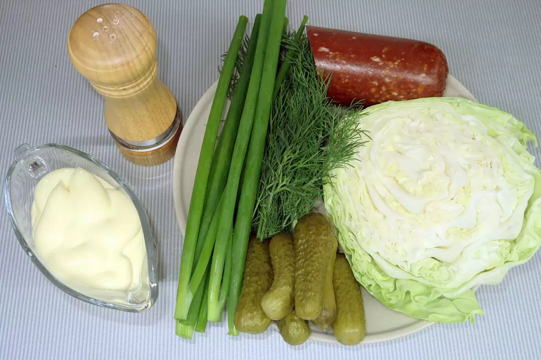 Легкий рецепт салата из капусты и колбасы для вашего стола