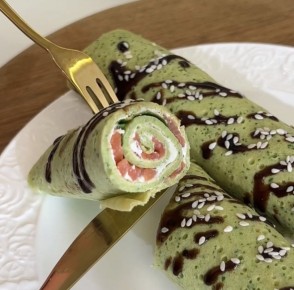 Открываем лето на тарелке: шпинатные блины с семгой и творожным сыром