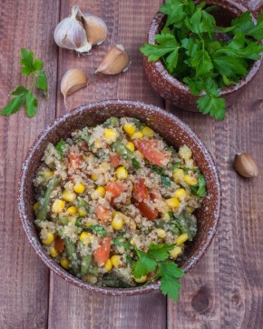 Нежный салат с киноа и овощами для здорового питания