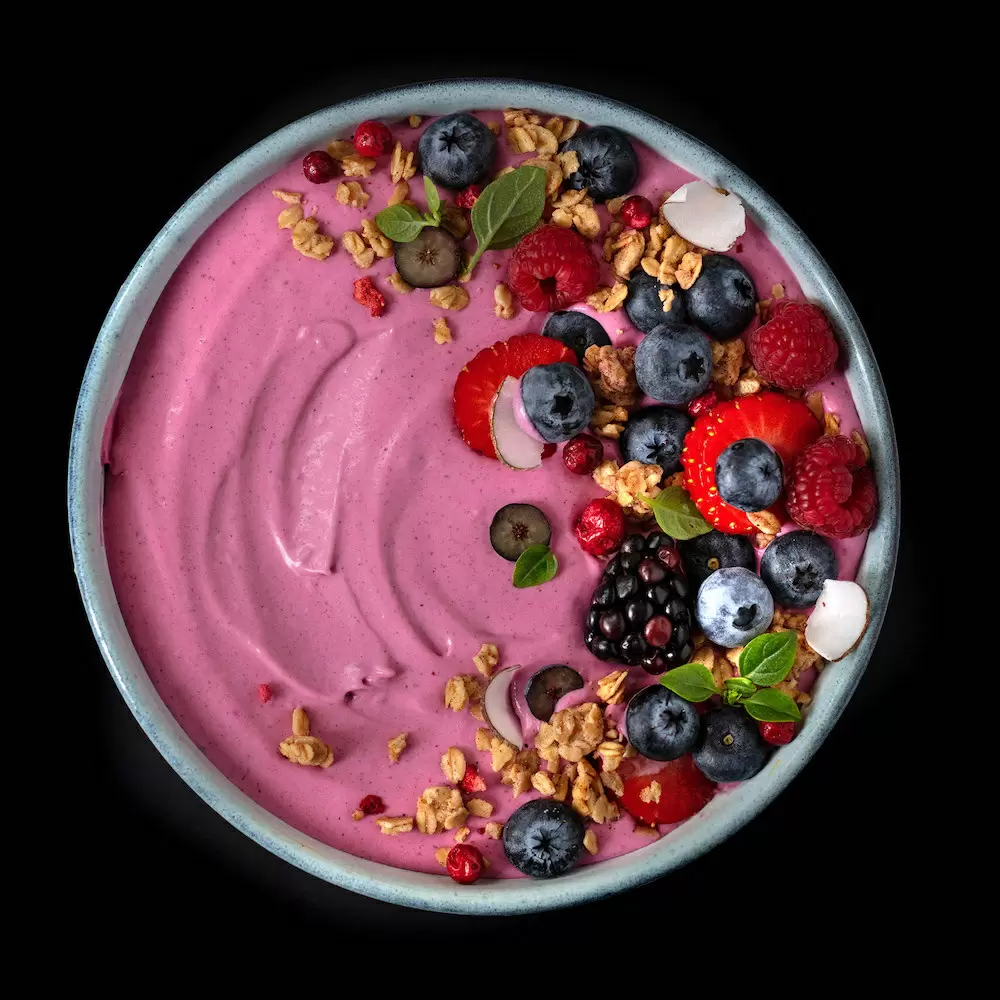 Яркие ягодные десерты с мюсли: фуд-съемка от Славы Позднякова