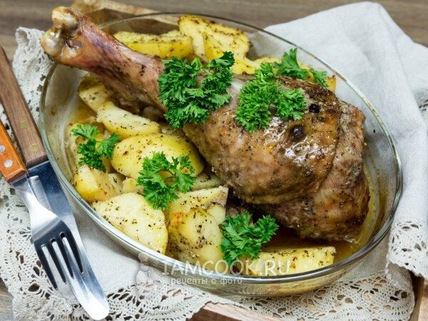 Запеченная голень индейки: восемь способов удивить близких вкусом