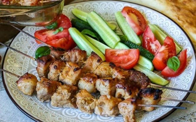 Сочные шашлычки в духовке: простой рецепт на шпажках