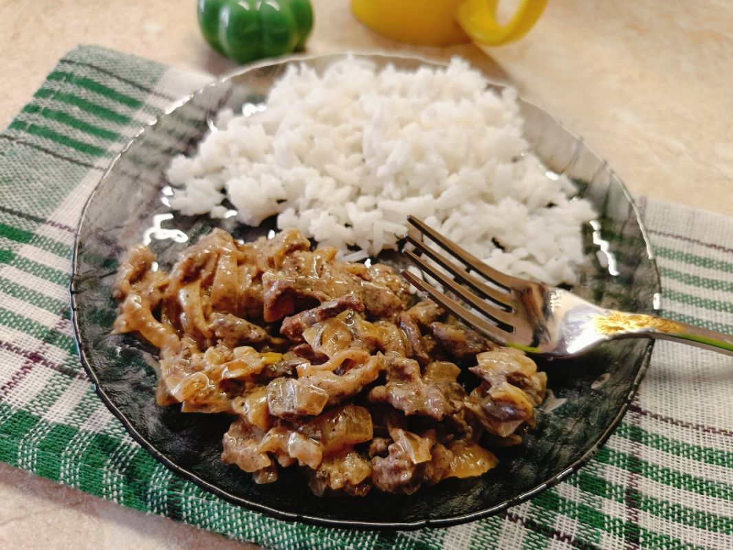 Куриные сердечки в сметанном соусе: как сделать нежное рагу без мяса