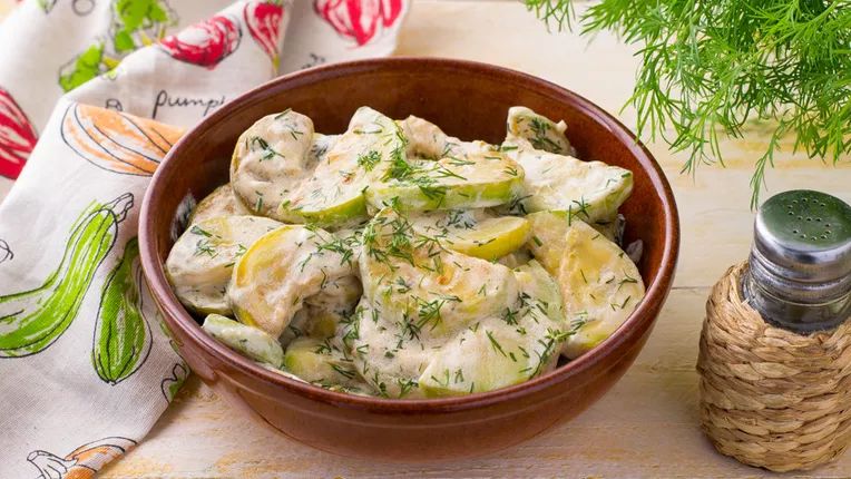 Кабачки в сметанном соусе с чесноком: легкое и ароматное блюдо для всей семьи